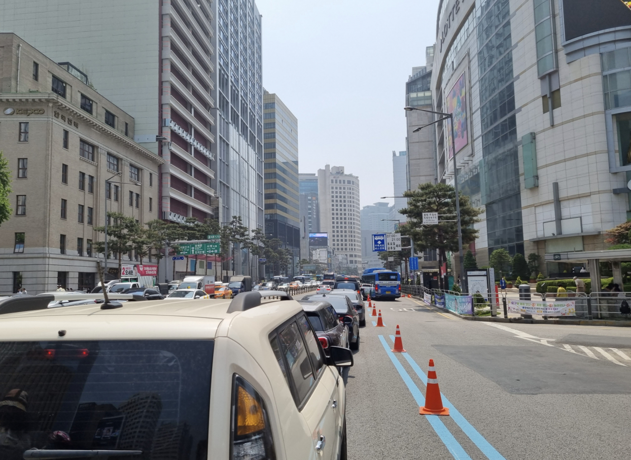 23일 롯데백화점 본점은 정기휴점일이지만 VIP 초청행사로 대기하는 줄이 길게 늘어서면서 백화점 앞 도로는 차량 정체가 발생하고 있다. [헤럴드경제DB]