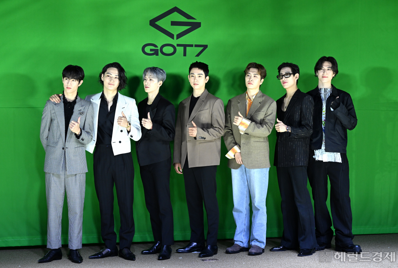 그룹 갓세븐(GOT7) 마크와 JAY B, 잭슨, 진영, 영재, 뱀뱀, 유겸(왼쪽부터)이 23일 서울 강남구 보코서울강남에서 열린 미니앨범 GOT7 발매 기념 기자간담회에 참석해 취재진을 향해 포즈를 취하고 있다. 임세준 기자