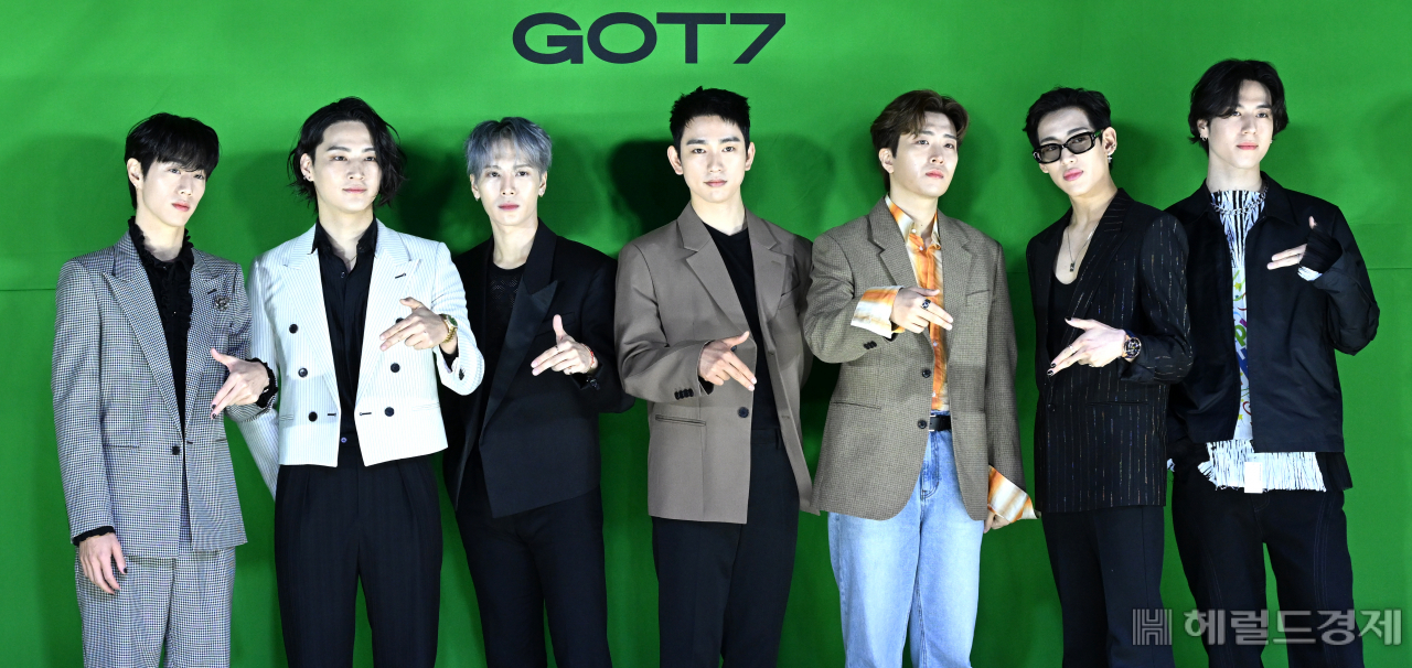 그룹 갓세븐(GOT7) 마크와 JAY B, 잭슨, 진영, 영재, 뱀뱀, 유겸(왼쪽부터)이 23일 서울 강남구 보코서울강남에서 열린 미니앨범 GOT7 발매 기념 기자간담회에 참석해 취재진을 향해 포즈를 취하고 있다. 임세준 기자