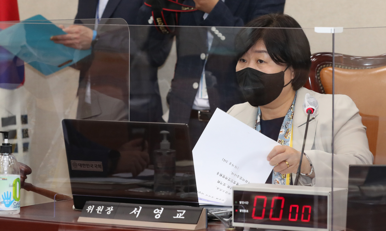 국회 행안위 서영교 위원장이 16일 서울 여의도 국회에서 열린 추경안 심사를 위한 행정안전위원회 전체회의를 주재하고 있다. [연합]