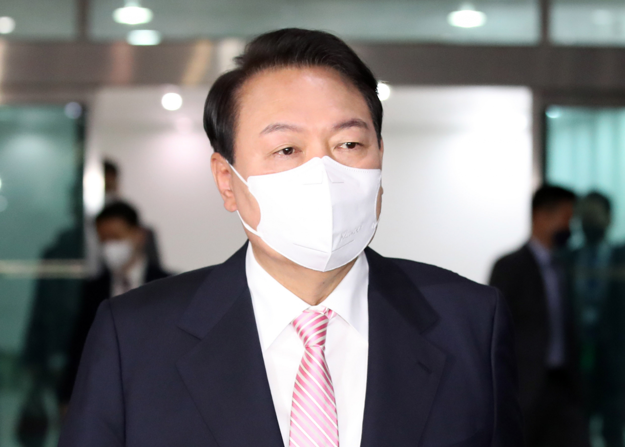 윤석열 대통령이 23일 오전 용산 대통령실 청사로 출근하고 있다. [연합]