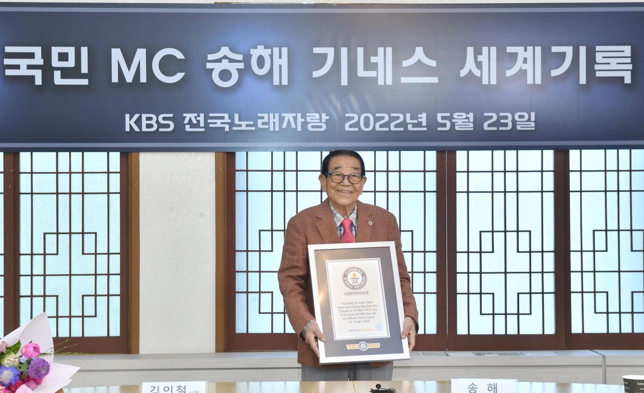 KBS는 '전국노래자랑' MC로 활약해온 송해가 '최고령 TV 음악 경연 프로그램 진행자'(Oldest TV music talent show host)로 기네스 세계기록에 등재됐다고 23일 밝혔다. 사진은 인증서 들고 기념 촬영하는 송해. [KBS]