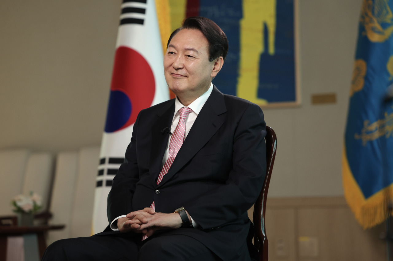 윤석열 대통령이 23일 용산 대통령실 청사에서 미국 CNN방송과 인터뷰를 하고 있다. [대통령실]