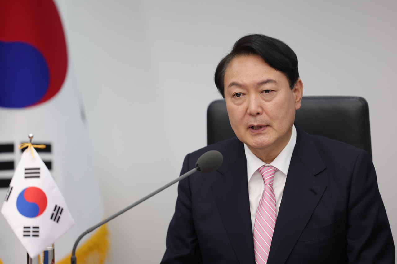 윤석열 대통령이 23일 오후 용산 대통령실 청사에서 인도태평양경제프레임워크(IPEF) 고위급 화상회의에 참석해 발언을 하고 있다. 방일 중인 조 바이든 미국 대통령과 기시다 후미오 일본 총리는 대면으로, 윤 대통령을 비롯한 다른 정상급 인사들은 화상으로 참여했다. [연합]