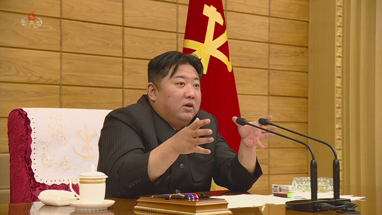김정은 북한 국무위원장은 21일 당 정치국 협의회를 열고 신종 코로나바이러스 감염증(코로나19) 확산 상황이 안정적으로 관리되고 있다고 평가했다. [연합]