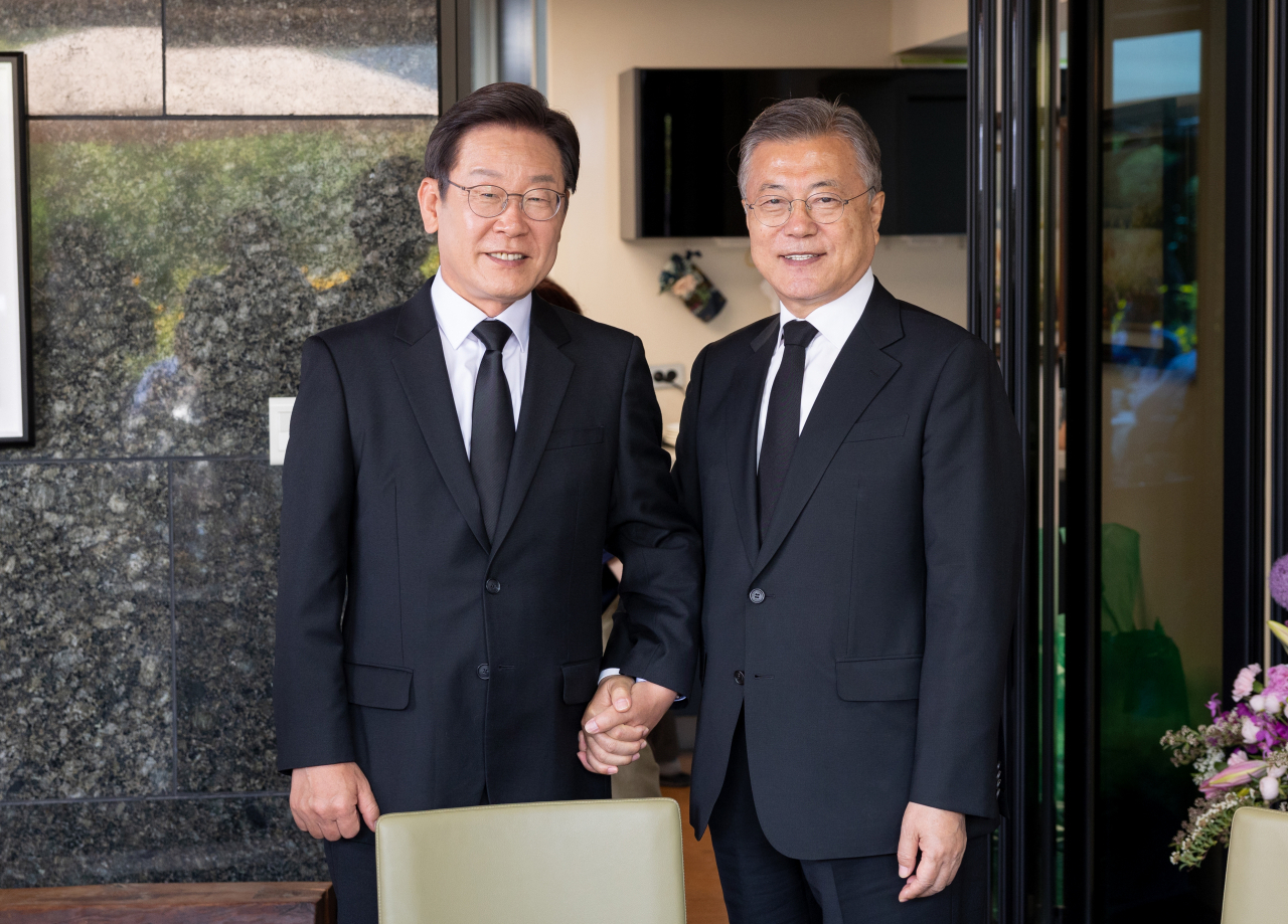 더불어민주당 이재명 총괄선대위원장이 5월 23일 경남 김해시 진영읍 봉하마을 고 노무현 전 대통령 사저에서 열린 비공개 오찬에서 문재인 전 대통령과 인사하며 사진을 찍고 있다. [연합]