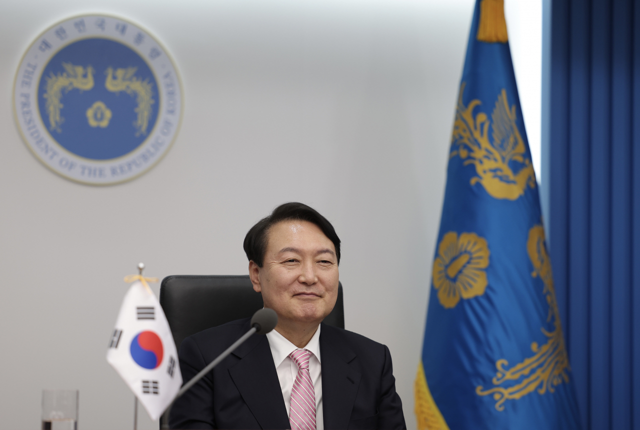 윤석열 대통령이 23일 오후 용산 대통령실 청사에서 인도태평양경제프레임워크(IPEF) 고위급 화상회의에 참석하고 있다. 방일 중인 조 바이든 미국 대통령과 기시다 후미오 일본 총리는 대면으로, 윤 대통령을 비롯한 다른 정상급 인사들은 화상으로 참여했다. [연합]