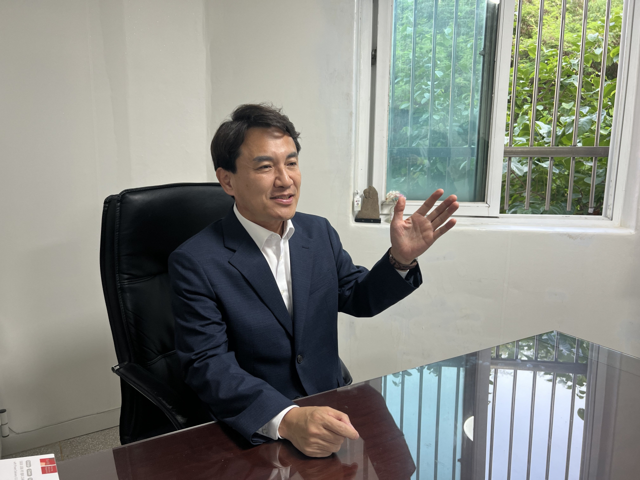 김진태 국민의힘 강원도지사 후보가 인터뷰 하고 있다. 김 후보는 23일 헤럴드경제와 가진 서면 인터뷰에서 ‘인구 200만, 수도권·강원 시대’를 만들겠다고 밝혔다. 지지율에서 다소 앞서는 상황에 대해서도 김 후보는 ‘절대 방심은 없다’고 했다. [김진태 캠프 제공]