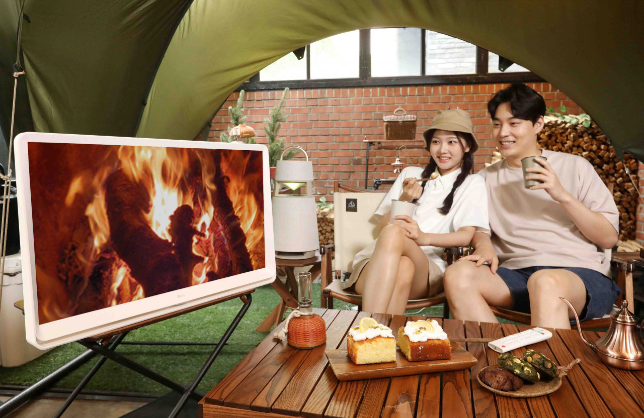 LG전자 LG 룸앤TV 신제품을 통해 서울시 강남구에 위치한 캠핑 카페 글락(GLAC)에서 콘텐츠를 감상하고 있다. [LG전자 제공]
