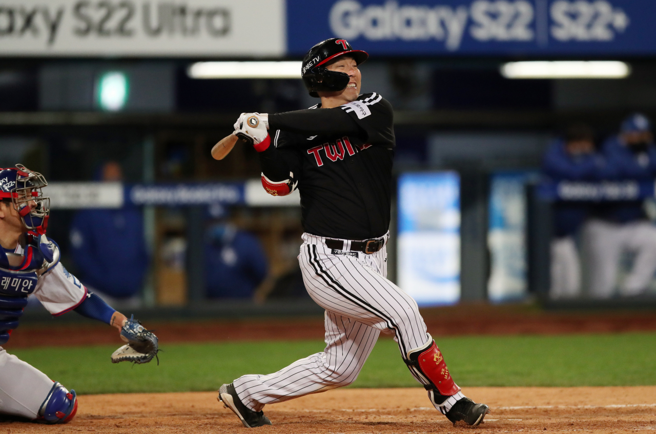 In this file photo from April 28, 2022, Kim Hyun-soo of the LG Twins hits a two-run home run against the Samsung Lions during the top of the ninth inning of a Korea Baseball Organization regular season game at Daegu Samsung Lions Park in Daegu, 300 kilometers southeast of Seoul. (Yonhap)