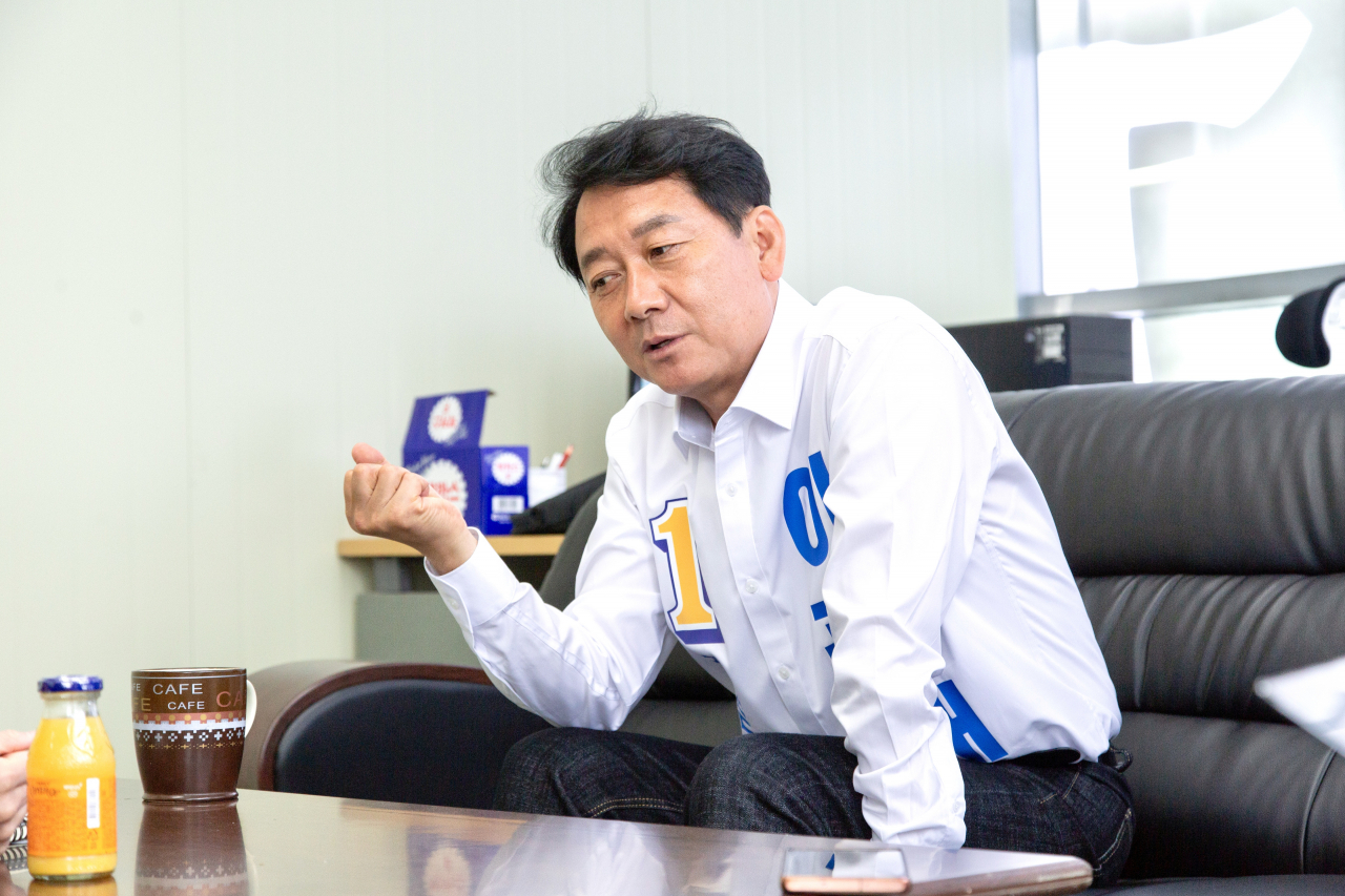 강원지사 선거에 출마한 이광재 더불어민주당 후보가 지난 22일 강원 춘천시 이광재 선거캠프사무소에서 헤럴드경제와 인터뷰를 갖고 “마지막 선거라는 각오로 나왔다. 강원도에서 생명의 정치, 협치 모델을 보여주겠다”고 말했다. [이광재 캠프 제공]
