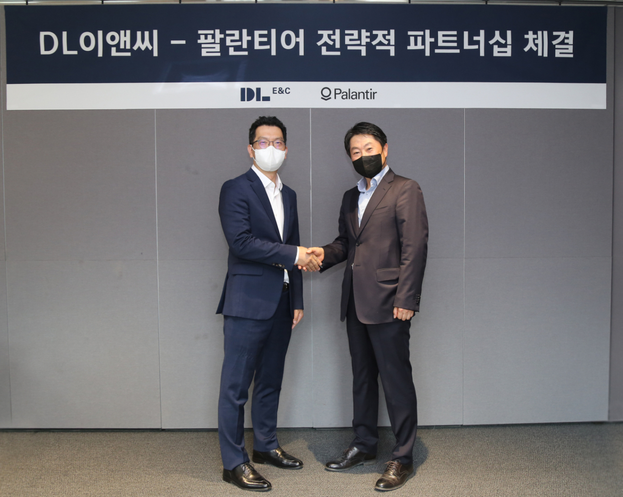 변우철 DL이앤씨 데이터혁신 담당임원이 팔란티어 박진철 한국 지사장과 서울시 종로구 디타워 돈의문에서 전략적 파트너십 체결식을 진행하고 있다. [DL이앤씨 제공]
