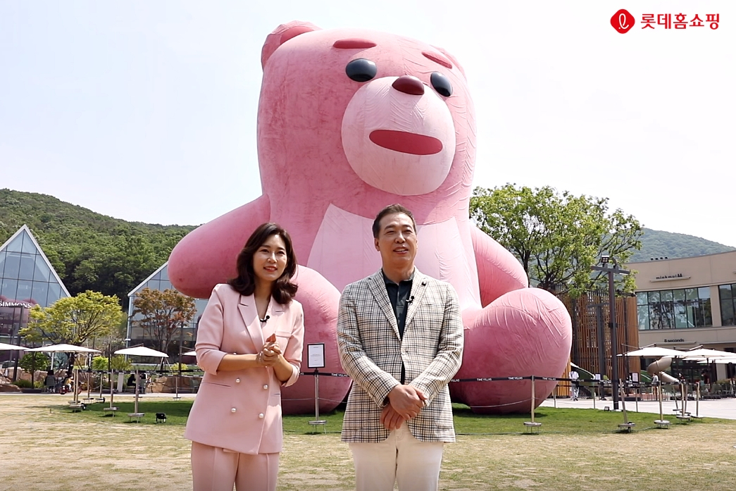 롯데홈쇼핑은 창립 21주년을 맞아 이달 24일 서울 영등포구 양평동 본사에서 기념행사를 진행하고, 그 동안의 수고에 감사하고 새로운 출발을 다짐하는 자리를 가졌다. 지난 20일 이완신 대표가 경기도 의왕 롯데프리미엄아울렛 '타임빌라스'에 방문해 고객들에게 감사의 마음을 전하는 영상을 촬영했다.[롯데홈쇼핑 제공]