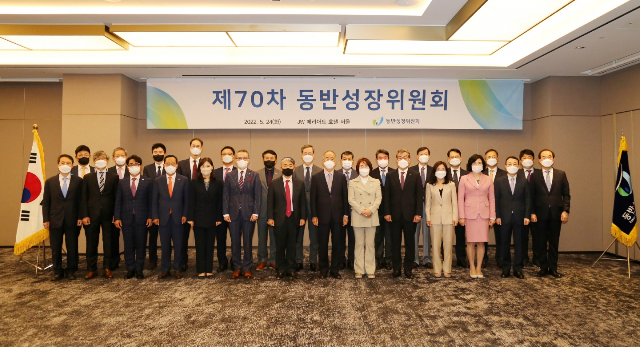 동반성장위원회(위원장 오영교·사진 가운데)가 24일 제6기 동반위원을 위촉하며, 2년간의 활동에 들어갔다. [동반위 제공]