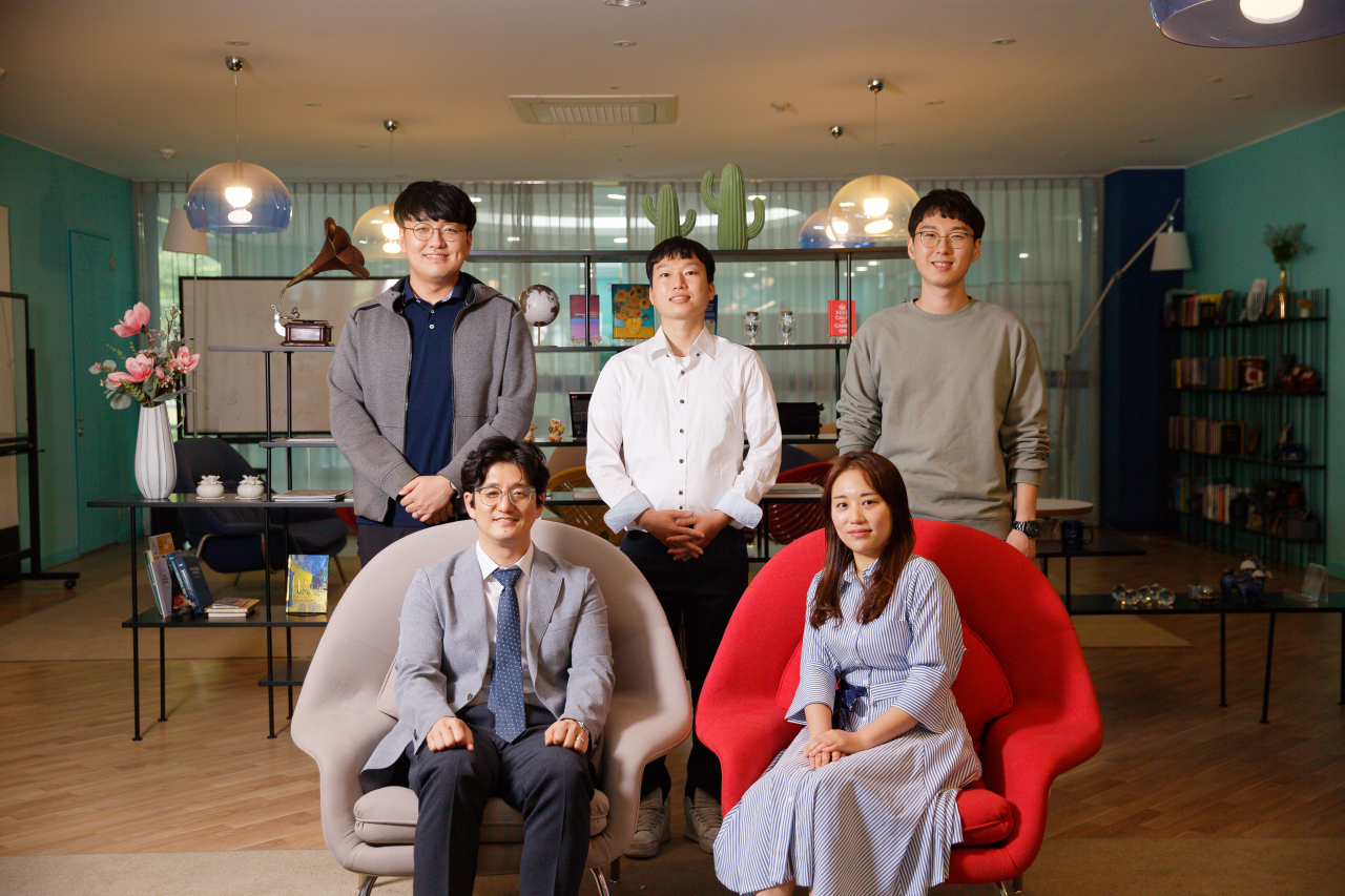 신형준 교수 연구팀. 신형준 교수(왼쪽 아래)와 제1저자 손소담(오른쪽 아래) 박사.[UNIST 제공]