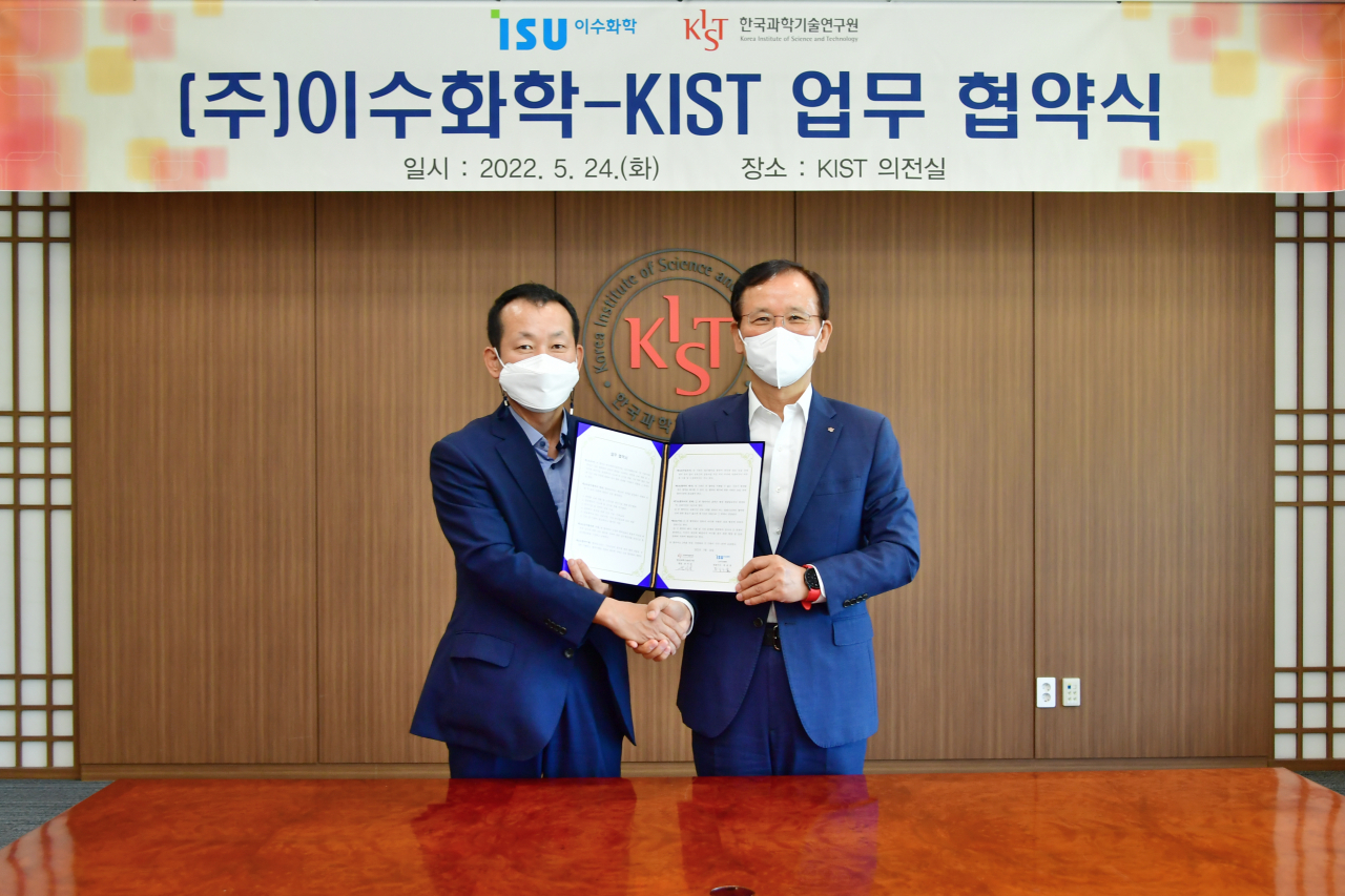 류승호(왼쪽) 이수화학 대표이사와 윤석진 KIST원장이 양 기관 협약서에 서명을 한후 기념촬영을 하고 있다.[KIST 제공]