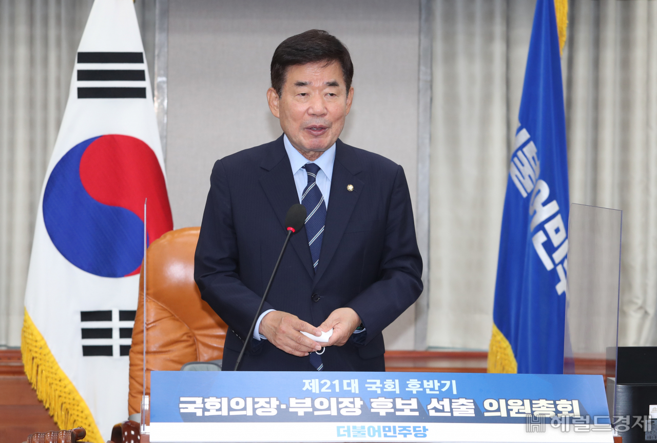 24일 국회에서 열린 더불어민주당 후반기 국회의장단 후보 선출을 위한 화상 의원총회에서 국회의장 후보로 선출된 김진표 의원이 인사말을 하고 있다. 이상섭 기자