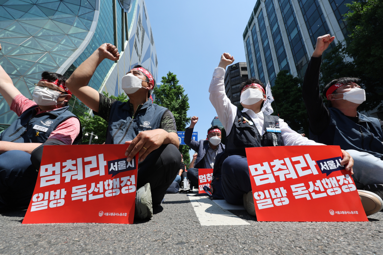 서울교통공사노조 조합원들이 24일 오전 서울시청 인근에서 ‘총력 결의대회’를 열고 지하철 심야 연장 운행 방침 중단과 현장 인력 충원을 촉구하고 있다. 서울시는 이달 초 심야 대중교통 대책으로 지하철 심야 연장 운행을 2년 만에 재개하기로 발표했다. [연합]