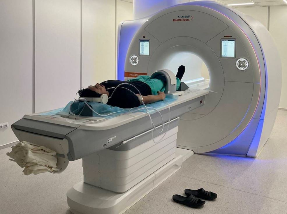 자기공명영상(MRI) 검사 중인 유튜버 이근(38) 씨 [ROKSEAL 유튜브]