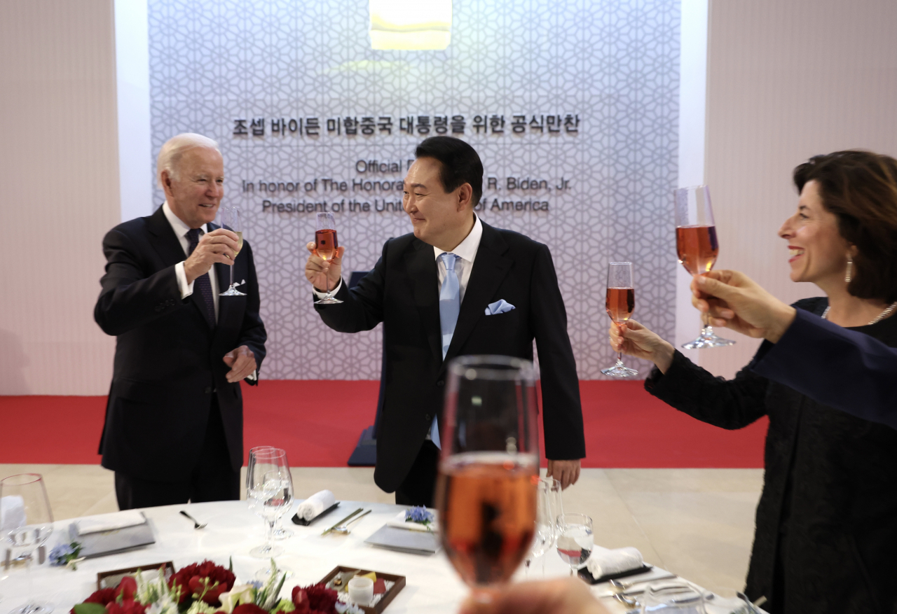 윤석열 대통령과 조 바이든 미국 대통령이 21일 오후 서울 용산 국립중앙박물관에서 열린 환영 만찬에서 건배하고 있다. [연합]