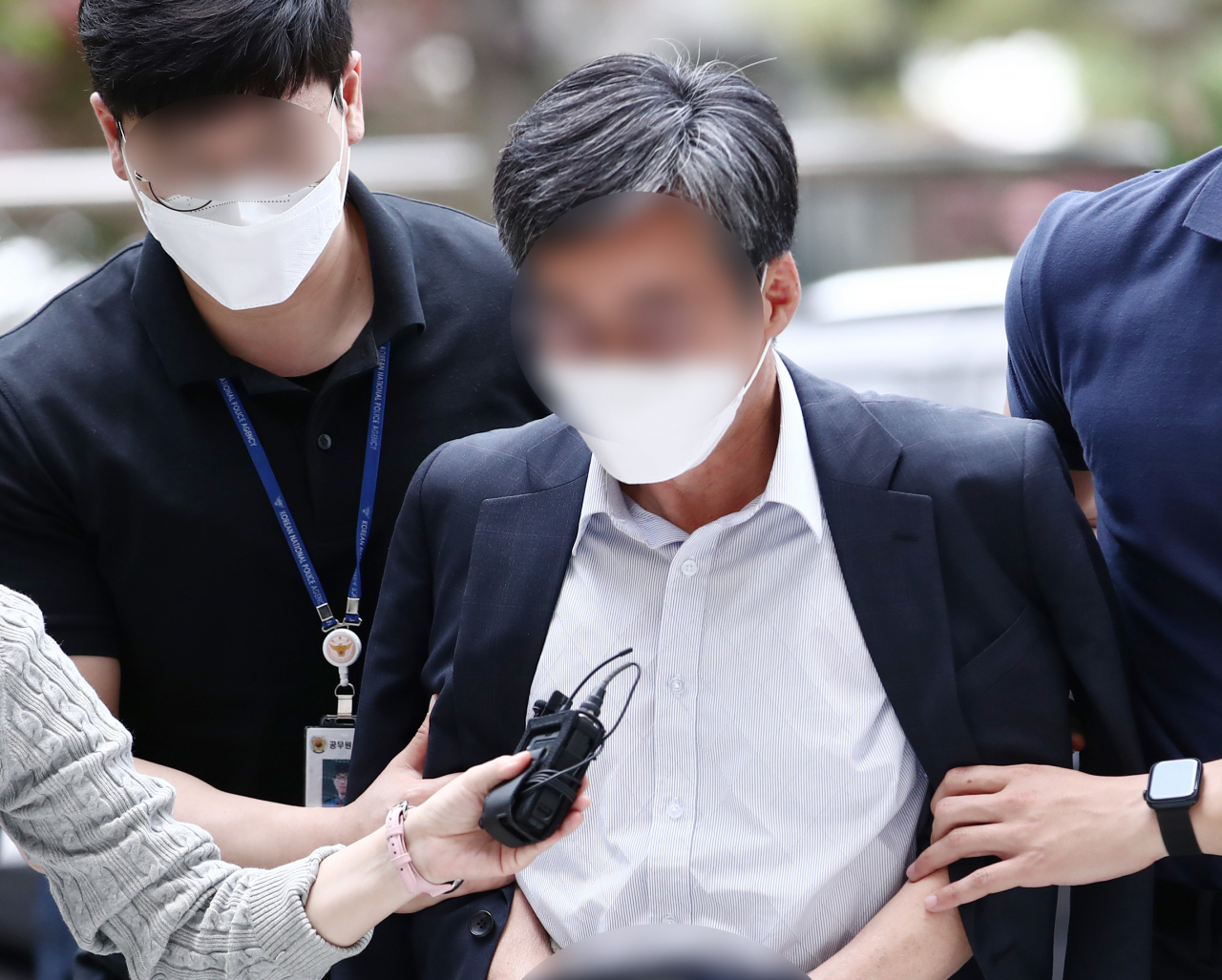 인천 계양을 국회의원 보궐선거에 출마한 더불어민주당 이재명 후보를 향해 철제그릇을 던진 60대 A씨가 22일 오후 인천시 미추홀구 인천지방법원으로 들어서고 있다. A씨는 지난 20일 인천시 계양구 한 음식점에서 건물 밖 인도를 걷던 이 후보를 향해 철제그릇을 던져 선거운동을 방해한 혐의 등을 받고 있다. [연합]
