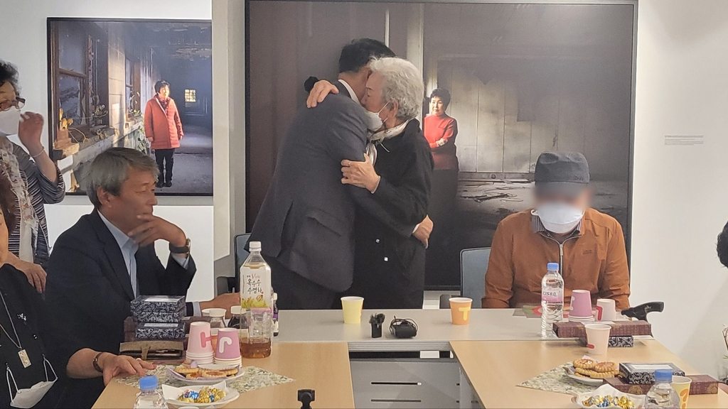 5·18 당시 투입된 계엄군이 고 김경철 열사 어머니와 포옹하고 있다.[조사위 제공]