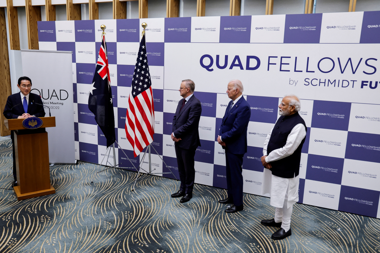 24일 일본 도쿄(東京) 에서 열린 쿼드(Quad, 미국·일본·인도·호주로 구성된 대중국 견제 협의체) 정상회의에 참석한 (왼쪽 두 번째부터) 앤서니 앨버니지 호주 총리, 조 바이든 미국 대통령, 나렌드라 모디 인도 총리가 기시다 후미오(岸田文雄) 일본 총리의 발언을 듣고 있다. [로이터]