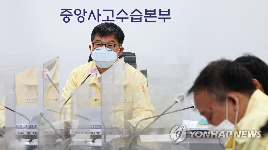 중대본 회의에서 발언하는 이기일 복지부 2차관. [연합]
