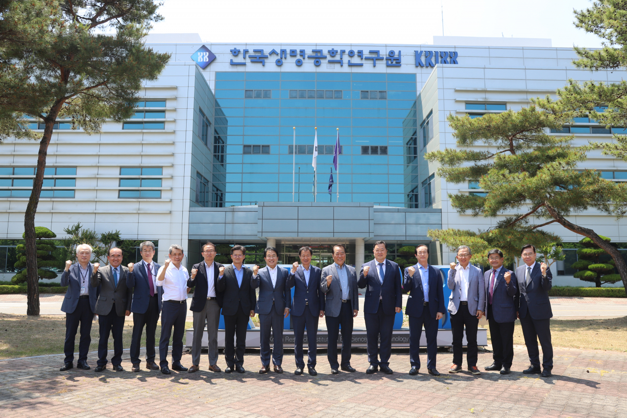 24일 한국생명공학연구원에서 열린 UST 산학협력자문위원회에서 김이환(왼쪽 여덜번째) UST 총장, 박상훈(왼쪽 아홉번째) 자문위원장, 김장성(왼쪽 열번째) 생명연 원장.[UST 제공]