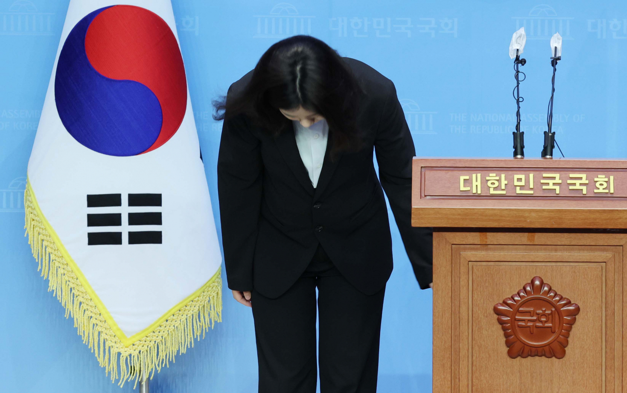더불어민주당 박지현 공동비상대책위원장이 24일 서울 여의도 국회 소통관에서 대국민 호소 기자회견을 하며 고개 숙여 인사하고 있다. [연합]