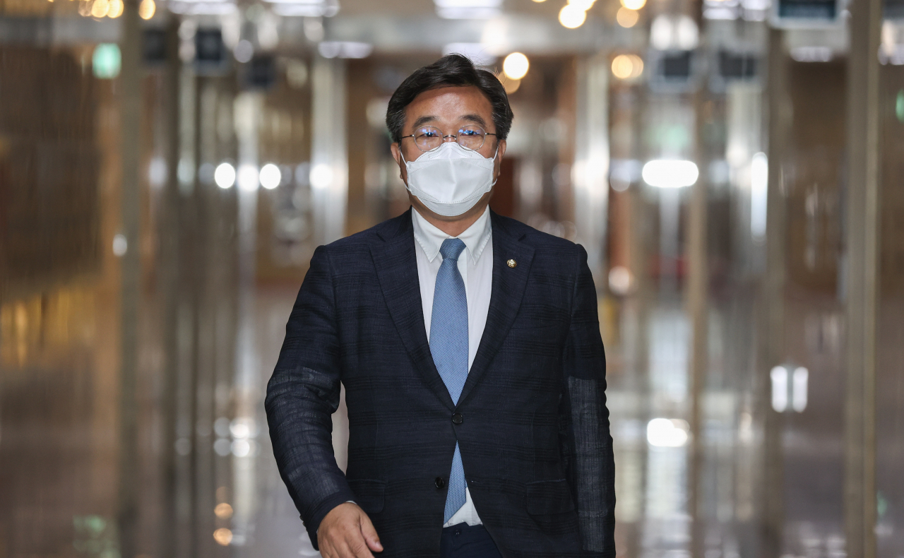 윤호중 더불어민주당 공동비상대책위원장이 24일 서울 여의도 국회에서 열린 국회의장, 부의장 선출 의원총회에 참석하고 있다. [이상섭 기자]