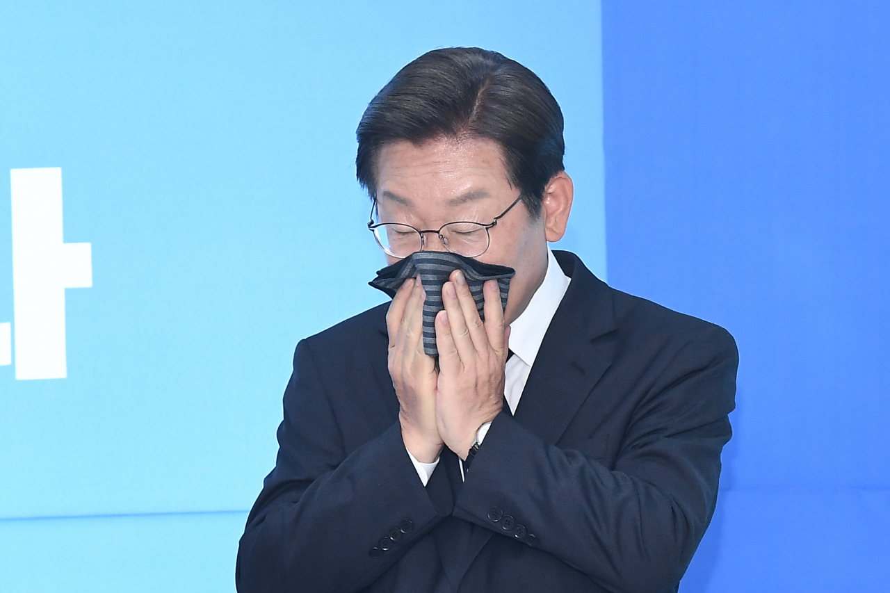더불어민주당 이재명 인천계양을 국회의원 후보 겸 총괄선대위원장이 24일 인천 계양구 선거 캠프에서 '계양 테크노밸리 마스터플랜 발표' 기자회견 중에 땀을 닦고 있다. [연합]