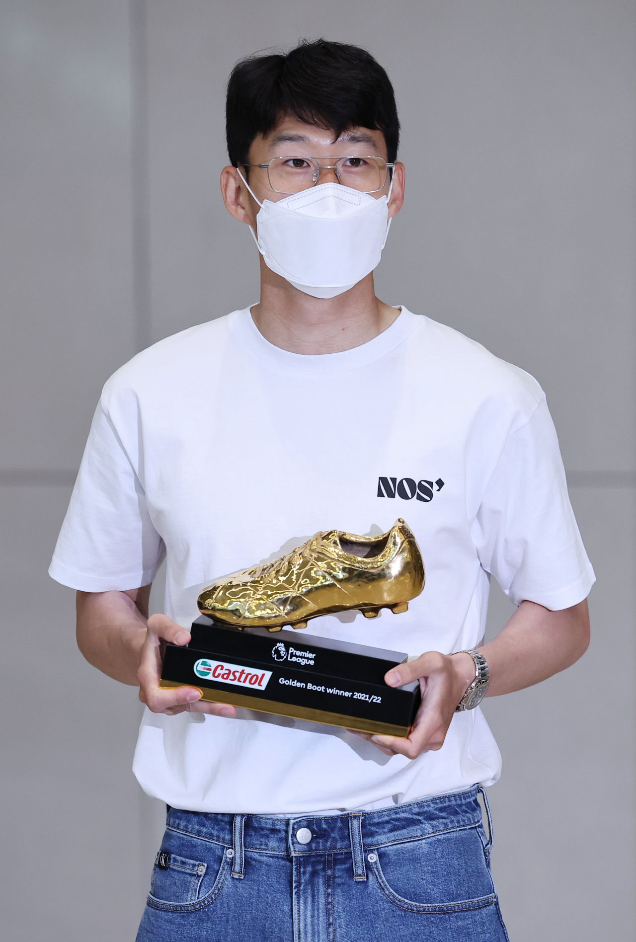 2021~2022 시즌 잉글랜드 프리미어리그(EPL) 득점왕을 차지한 토트넘 홋스퍼의 손흥민이 24일 오후 인천국제공항 제2여객터미널을 통해 입국하며 골든 부트 트로피를 들어보이고 있다. 연합뉴스