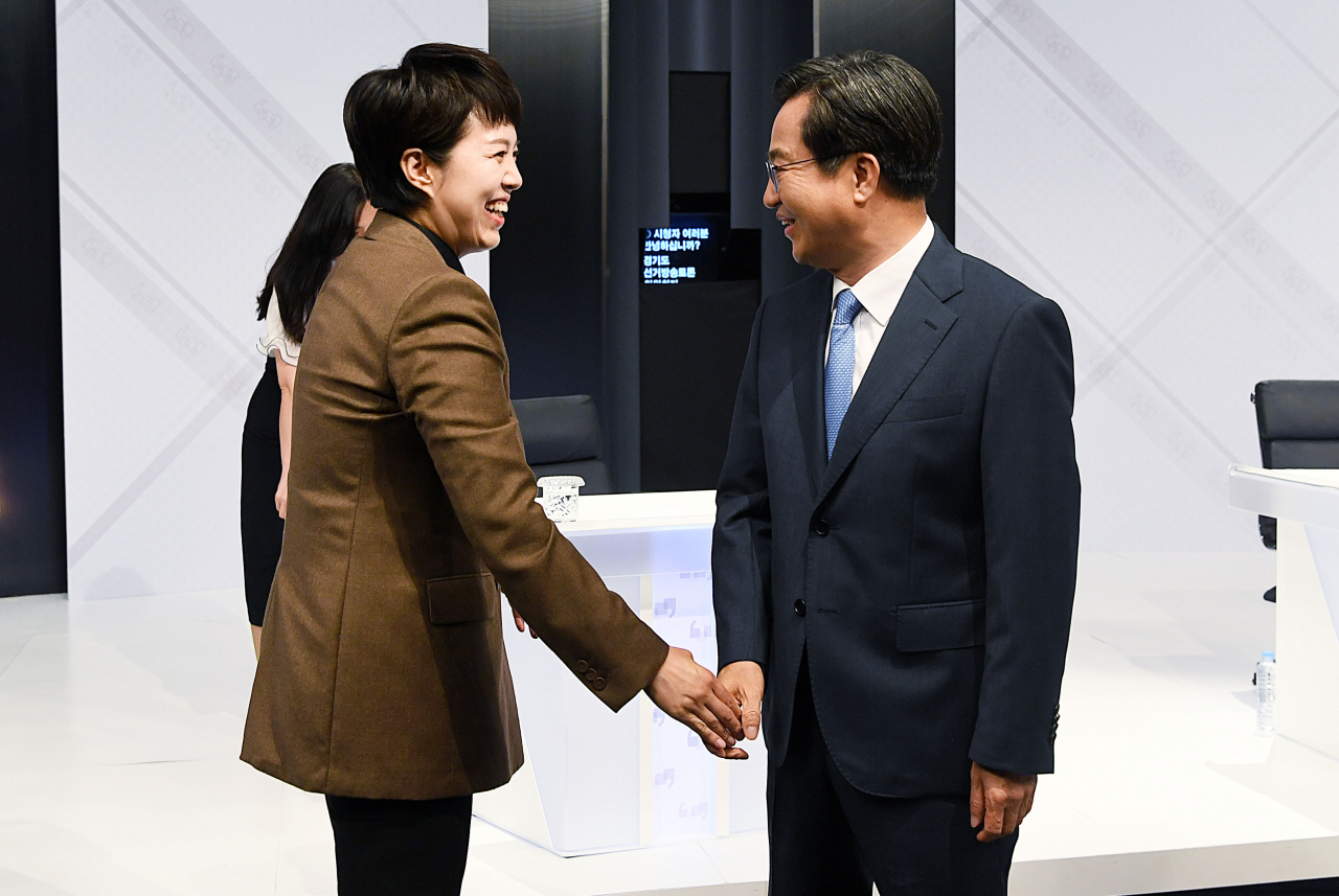 23일 서울 마포구 SBS 스튜디오에서 열린 경기도선거방송토론위원회 주관 제8회 전국동시지방선거 경기도지사 후보자 토론회에서 국민의힘 김은혜(왼쪽) 후보와 더불어민주당 김동연 후보가 인사하고 있다. [연합]