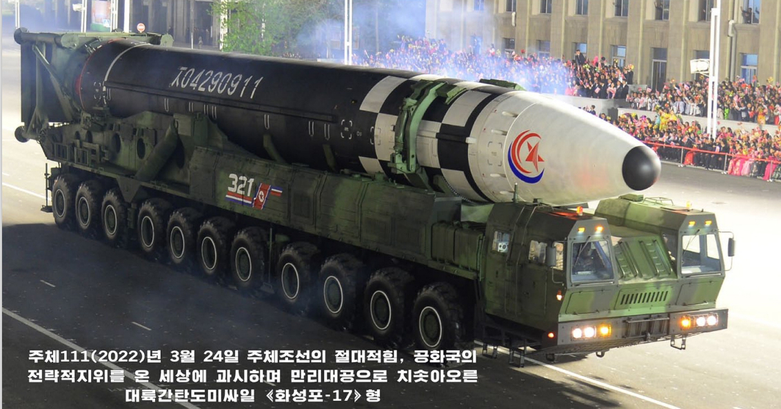 지난달 북한 열병식에 등장한 '화성-17형'. 북한의 대외홍보용 월간 화보 '조선'이 2022년 별호를 통해 조선인민혁명군 창건 90돌을 기념하는 열병식 사진을 특집 화보기사로 실었다. [연합]