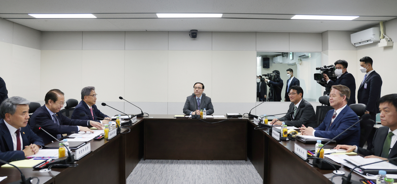지난 19일 용산 대통령실 청사 지하의 새 국가위기관리센터에서 국가안전보장회의(NSC) 상임위원회 회의가 열리고 있다. [연합]