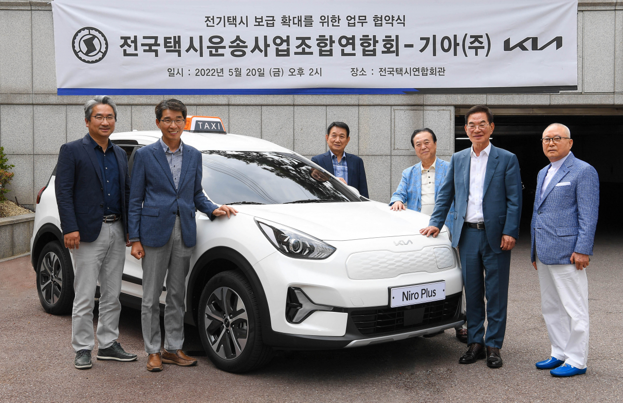 20일 전국택시연합회관에서 진행된 ‘전기택시 보급 확대를 위한 업무협약(MOU)’ 체결식에서 기아 B2B사업실장 윤승규 상무(왼쪽부터), 기아 국내사업본부장 권혁호 부사장, 전국택시운송사업조합연합회 서울조합이사장 문충석 부회장, 전북조합이사장 김택수 부회장, 박복규 회장, 경기조합이사장 심재천 부회장이 기념 촬영을 하고 있다. [기아 제공]