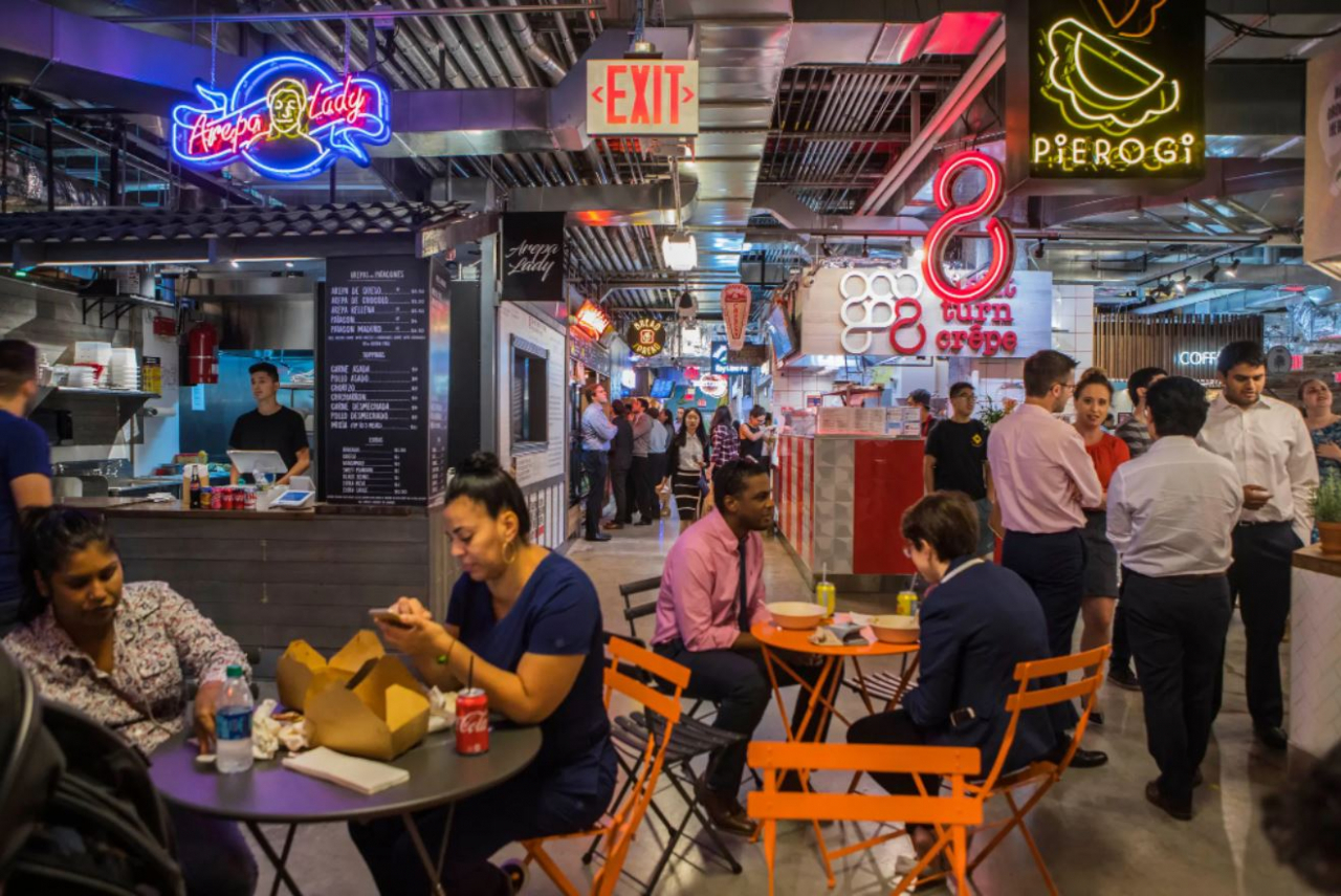 미국 뉴욕 브루클린에 자리 잡은 푸드코트 '드클랍 마켓 홀(DeKalb Market Hall)'에서 직장인들이 점심 식사를 하고 있다. [NYT]
