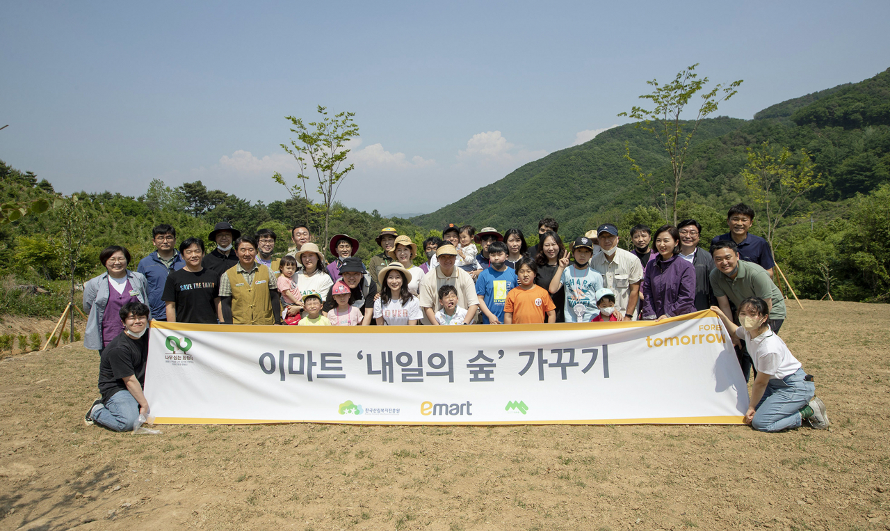 이마트가 경북 영주 국립산림치유원에 1885평 규모의 ‘내일의 숲’을 조성하고 임직원 봉사활동에 나선다.[이마트 제공]