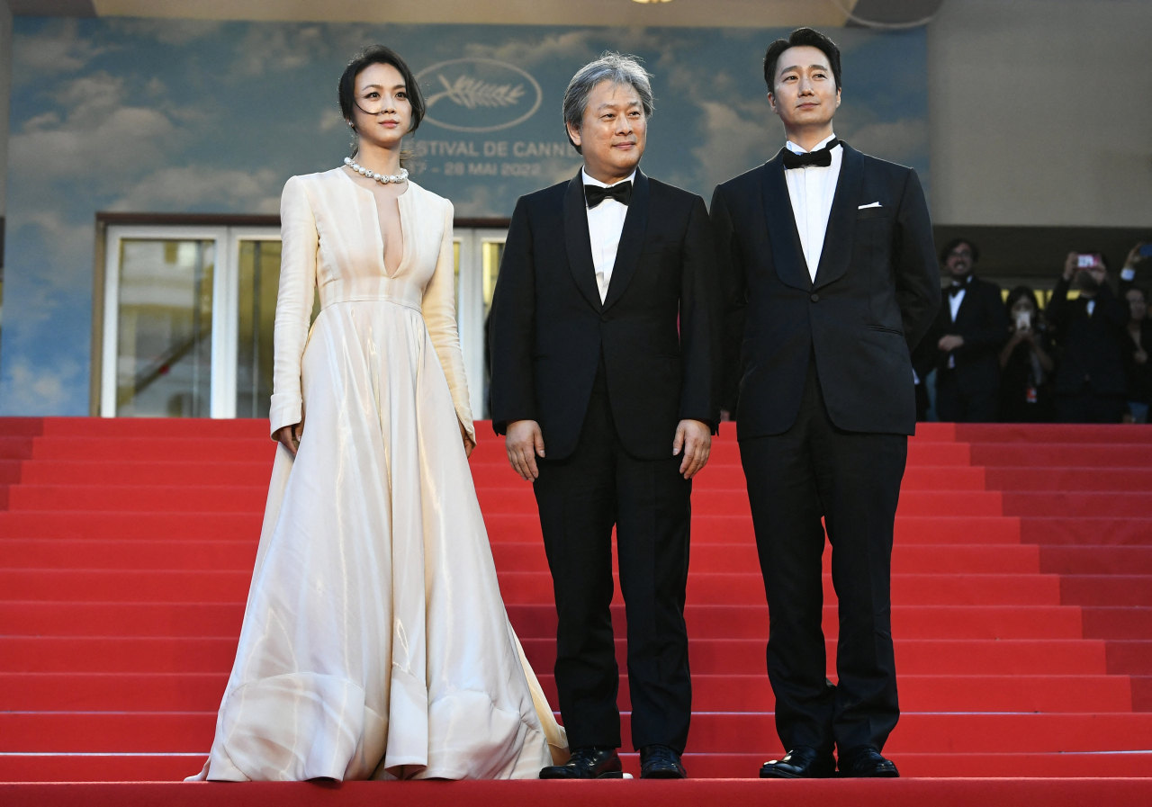 영화 '헤어질 결심'의 감독 박찬욱(가운데·58)이 23일(현지시간) 주연배우 탕웨이(왼쪽·42), 박해일(45)과 함께 프랑스 남부 칸에서 열린 제75회 칸 국제영화제에서 포즈를 취하고 있다. 이번 칸 영화제 경쟁 부문에 초청받은 '헤어질 결심'은 멜로와 서스펜스가 결합한 영화로 내달 29일 국내 개봉을 앞두고 있다. [연합]
