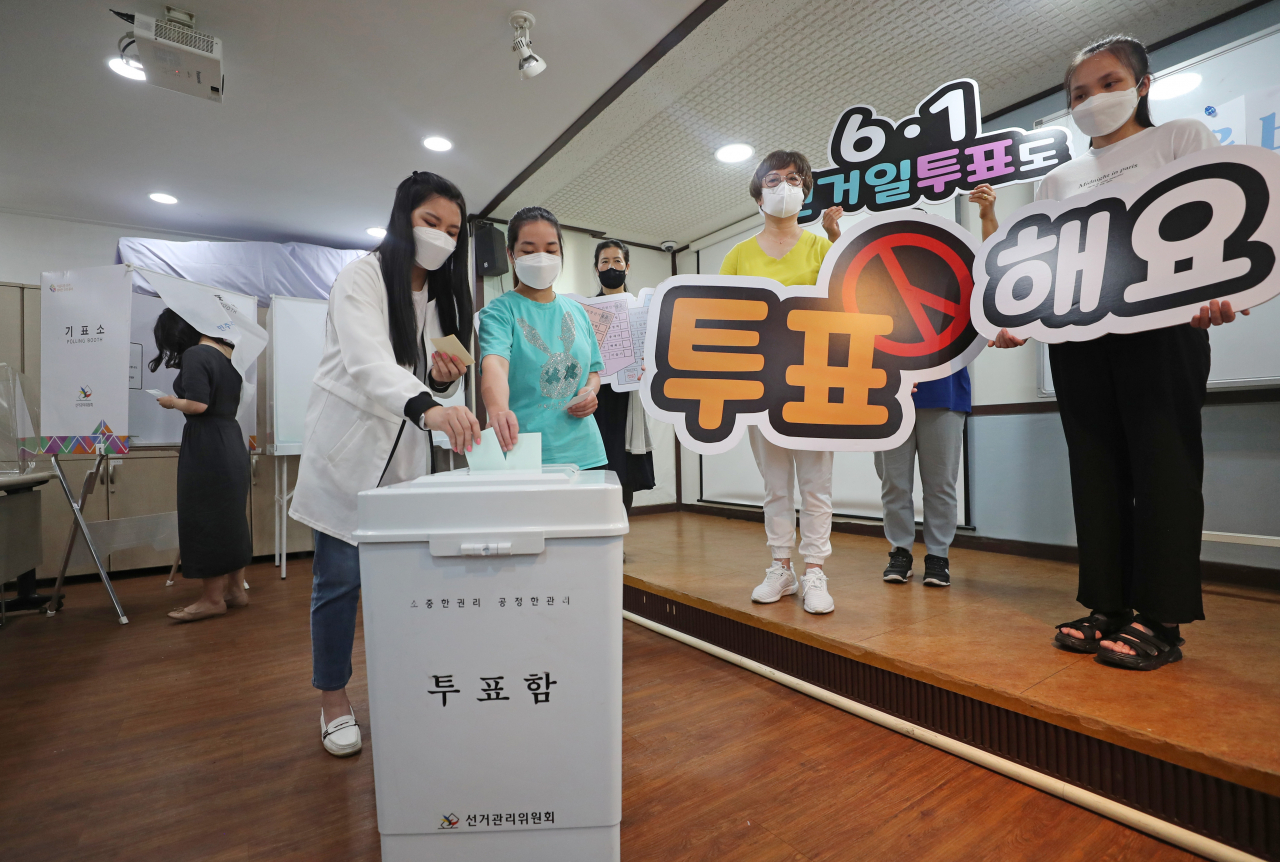 24일 대전시 중구 대흥동 다문화가족지원센터에서 결혼 이주민 여성들이 6·1 지방선거 모의 투표를 체험하고 있다. [연합]