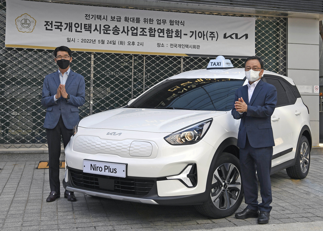 24일 전국개인택시회관에서 열린 '전기택시 보급 확대를 위한 업무협약(MOU)' 체결식에서 기아 국내사업본부장 권혁호(왼쪽) 부사장과 전국개인택시운송사업조합연합회 박권수(오른쪽) 회장이 기념 촬영을 하고 있다. [기아 제공]