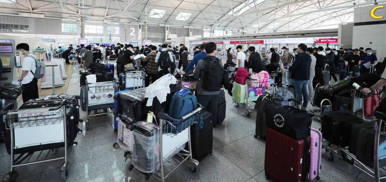 인천국제공항 제1터미널 출국장이 여행객들로 북적이고 있다. [연합]