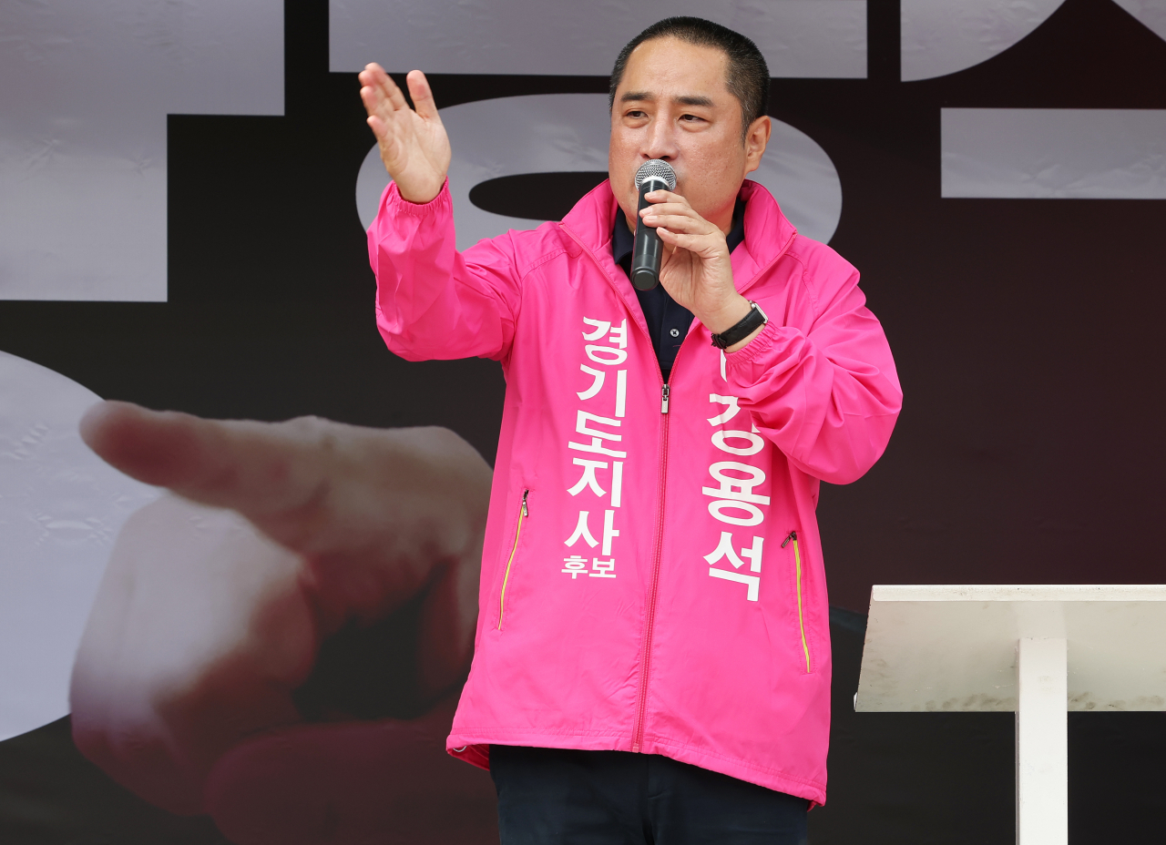 강용석 무소속 경기도지사 후보가 19일 오후 경기도 수원시 지동교에서 열린 출정식에서 지지를 호소하고 있다. [연합]