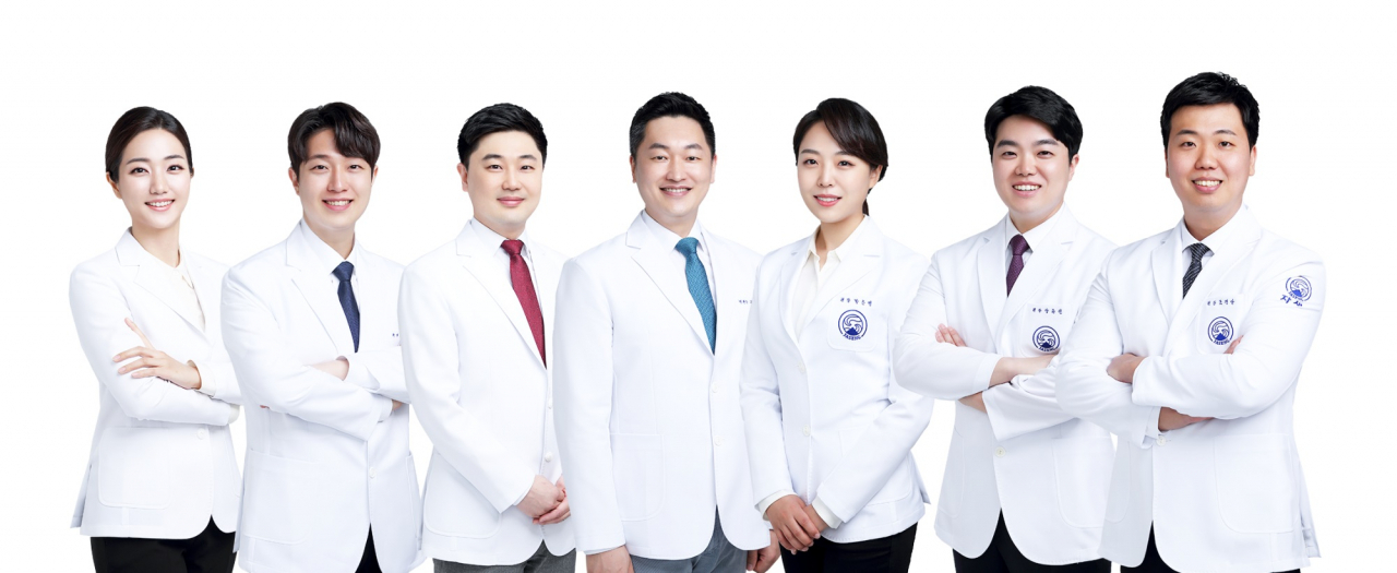 [사진설명] 부산자생한방병원 김하늘 병원장(가운데)과 의료진들이 사진 촬영을 하고 있다.
