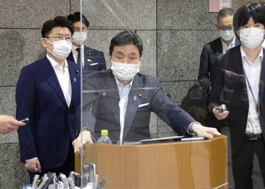 기시 노부오 일본 방위상이 25일 방위성 청사에서 북한의 미사일 발사에 관한 기자들의 질문에 답하고 있다. [산케이]