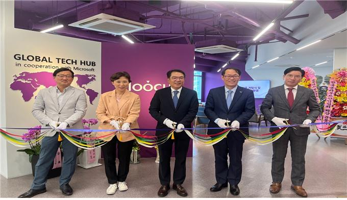 클루커스 글로벌테크 허브센터 개소식 모습. 사진 왼쪽부터 장홍국 한국마이크로소프트 글로벌 파트너 솔루션 부문장, 이지은 한국마이크로소프트 대표, 홍성완 ㈜클루커스 대표이사, 이준승 부산시 디지털경제혁신실장, 정문섭 부산정보산업진흥원장. [부산시 제공]
