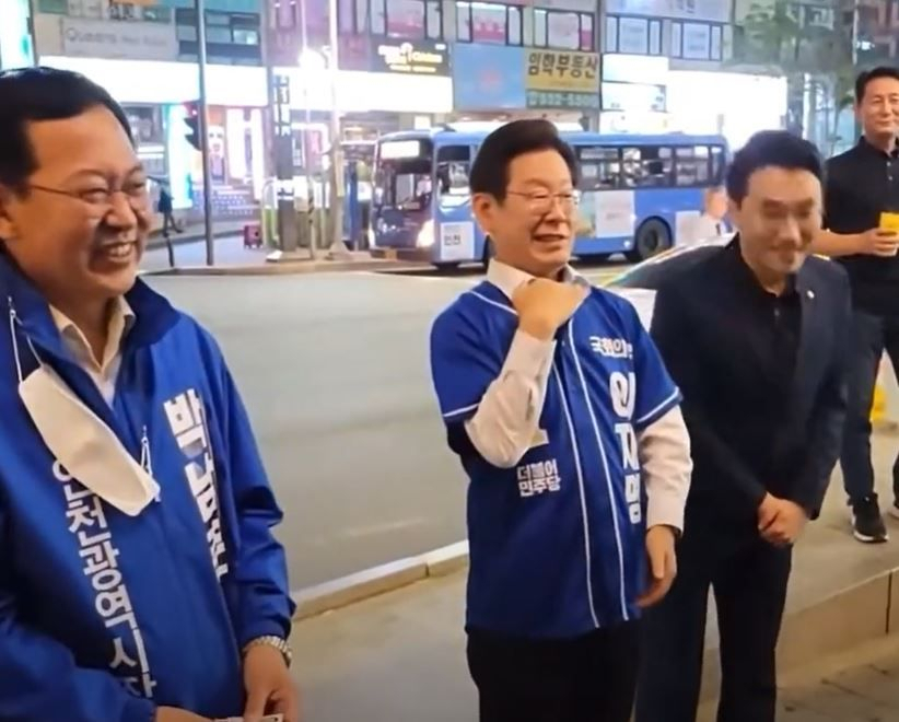 이재명 민주당 후보가 유세 중 손으로 자신의 목을 긋는 동작을 하고 있다. [온라인 커뮤니티]