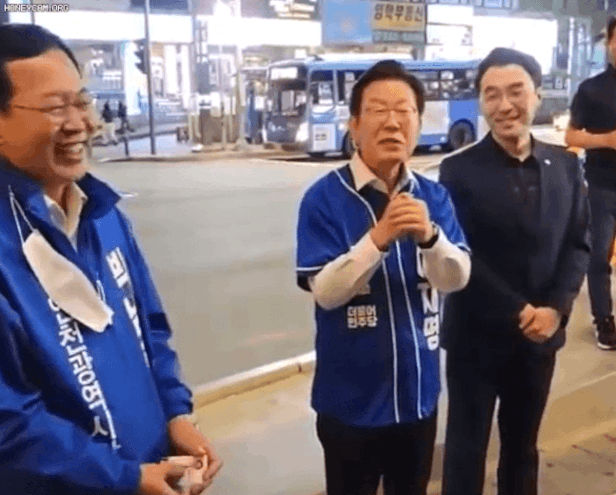 이재명 민주당 후보가 유세 중 손으로 자신의 목을 긋는 동작을 하고 있다. [온라인 커뮤니티]