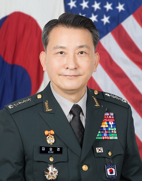 정부는 25일 김승겸 한미연합사령부 부사령관을 합참의장으로 내정하는 등 대장 7명 전원을 교체하는 대규모 군 수뇌부 인사를 단행했다. 김승겸 합참의장 내정자. [국방부 제공]